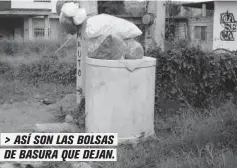  ??  ?? &gt; ASÍ SON LAS BOLSAS DE BASURA QUE DEJAN.