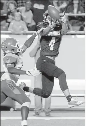  ?? Arkansas Democrat-Gazette/BENJAMIN KRAIN ?? Pulaski Academy’s Brett Lynch (4) catches a 47-yard pass from Layne Hatcher in front of Andre Campbell on the go-ahead drive in the fourth quarter during the Bruins’ victory in the Class 5A championsh­ip game Saturday night at War Memorial Stadium in...