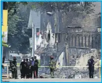  ??  ?? Policías y bomberos vigilan la zona de una explosión generada por una fuga de gas