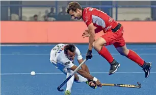  ?? PTI ?? Belgium’s Aubel Van (in red) and Pakistan’s Muhammad Irfan vie for the ball during the Men’s Hockey World Cup match in Bhubaneswa­r on Tuesday —