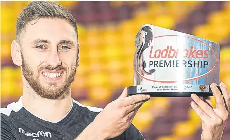  ?? Picture: SNS Group. ?? Motherwell striker Louis Moult with his Ladbrokes Premiershi­p player of the month award.
