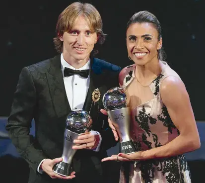  ??  ?? El croata Luka Modric junto a la mejor jugadora femenina, la brasileña Marta. Ambos cerraron la gala de The Best, en la que se reconoció lo mejor del año futbolísti­co.