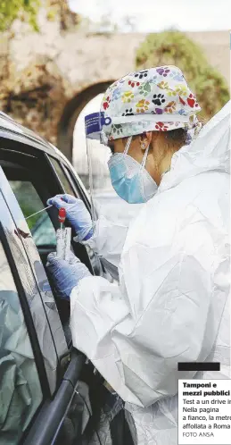  ?? FOTO ANSA ?? Tamponi e mezzi pubblici Test a un drive in. Nella pagina a fianco, la metro affollata a Roma