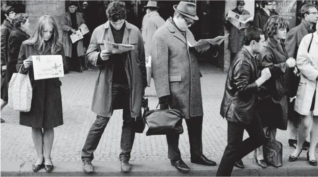  ?? Fotos: Archiv Robert Lebeck ?? Zeitungsle­sende als sichtbares Zeichen der neuen Pressefrei­heit, Prag, 17. April 1968