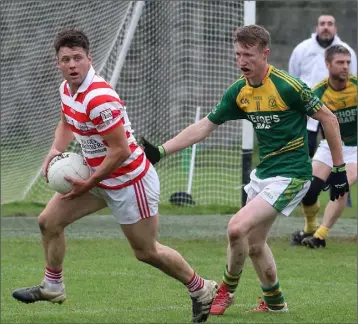  ??  ?? James Tonks of Ferns St. Aidan’s looks for a colleague as Eoin Kelly (HWH-Bunclody) challenges.