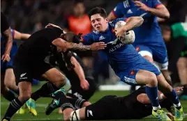  ??  ?? Anthony Belleau et les Bleus happés par les Blacks d’Aaron Smith. (Photo AFP)