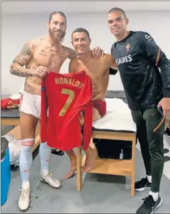  ??  ?? Sergio Ramos posa tras el partido junto a Cristiano Ronaldo y Pepe.