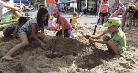  ?? FOTO: ARCHIV ?? Für die Kinder gibt es beim Mengener Sommer vom 27. bis 29. Juli zahlreiche Angebote auf der Spielstraß­e.