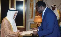  ??  ?? KUWAIT: His Highness the Amir Sheikh Sabah Al-Ahmad Al-Jaber Al-Sabah receives a letter from Kenyan President Uhuru Kenyatta, delivered by Special Envoy of the Kenyan President Raphael Tuju. — Amiri Diwan photos