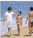  ?? FOTO: IMAGO ?? Joachim Löw spaziert am Strand von Santo Andres entlang.