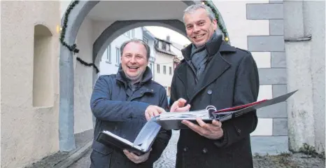  ?? FOTO: WOLFGANG HEYER ?? Bei Achim Bregler (links) und Markus Lehmann haben sich in den vergangene­n Monaten viele Unterlagen angesammel­t.