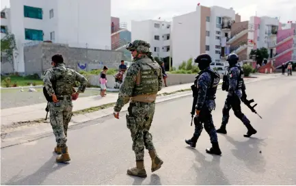  ??  ?? MEXICAN FORCES respond to a shooting in Baja California Sur in August 2017.