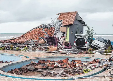  ?? FOTOS: DPA/AFP ?? Der Tsunami traf auf die Küstenstri­che zu beiden Seiten der als Sundastraß­e bekannten Meerenge zwischen Sumatra und Java.