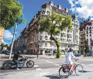  ?? ANNA BRYUKHANOV­A GETTY IMAGES ?? Scène de vie à Stockholm. La Suède, qui est toujours, en Occident, un modèle de référence en matière de social-démocratie et d’État providence, s’en tire plutôt bien au chapitre des inégalités de revenus et du taux de pauvreté, écrit l’auteur.