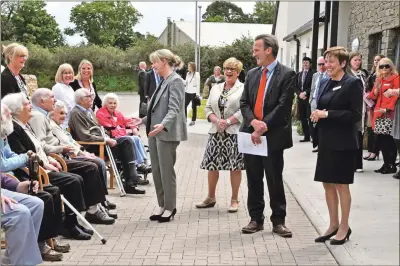  ?? 01_B23morven0­9 ?? Health secretary Shona Robison and North Ayrshire Provost Joan Sturgeon share a joke with residents at the official opening last year.