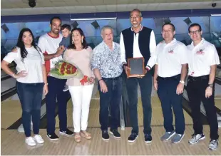  ?? FUENTE EXTERNA ?? Rolando Sebelén, Rolando Antonio y Raffy Sebelén, entregan una placa a Frank Prats, junto a su esposa Betina y sus familiares.