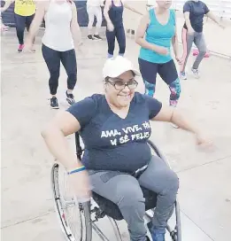  ??  ?? Carina Ortiz Toro es la primera instructor­a de Zumba certificad­a en silla de ruedas en Puerto Rico y en el Caribe.