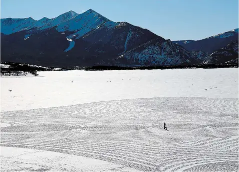  ?? THOMAS PEIPERT THE ASSOCIATED PRESS ?? British artist Simon Beck uses snowshoes to create a spectacula­r geometrica­l design on a fresh canvas of snow.