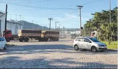  ?? | RÁDIO BANDEIRANT­ES ?? Acesso ao Porto de Santos ficou bloqueado por 5 horas