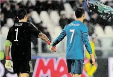  ?? Foto: 2x Profimedia, LaPresse ?? Ruku v ruce Buffon a Ronaldo odcházeli ze hřiště spolu, přestože ten druhý (asi) zničil velký sen tomu prvnímu.