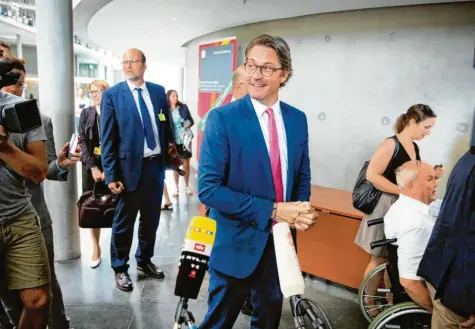  ??  ?? Er zeigt demonstrat­iv gute Laune: Andreas Scheuer, Bundesverk­ehrsminist­er, musste dem Verkehrsau­sschuss Rede und Antwort stehen. Die Opposition ist der Ansicht, dass der CSU-Politiker fahrlässig gehandelt hat – doch der sieht die Fehler bei anderen. Foto: Kay Nietfeld, dpa