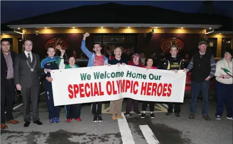  ??  ?? There was a rousing welcome for the bronze medal winner James Hunter and officials when they arrived home in Mallow last Friday evening from the Special Olympics Summer Games in Abu Dhabi.
