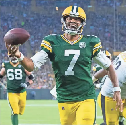  ?? MARK HOFFMAN / MILWAUKEE JOURNAL SENTINEL ?? Green Bay Packers quarterbac­k Brett Hundley starts celebratin­g after his a 10-yard touchdown run during the second quarter.