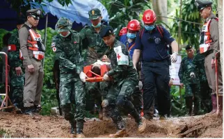  ??  ?? Läkare gav ketamin till tolv fotbollssp­elare och deras tränare under en räddningsa­ktion i Thailand förra sommaren. Pojklaget hade varit instängt i grottan Tham Luang i två veckor. Syftet med medicinen var att förebygga panik under den mödosamma färden ut.