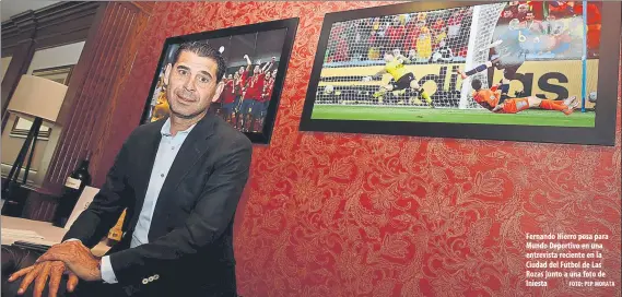  ?? FOTO: PEP MORATA ?? Fernando Hierro posa para Mundo Deportivo en una entrevista reciente en la Ciudad del Fútbol de Las Rozas junto a una foto de Iniesta