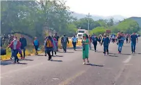  ?? RODRÍGUEZ ?? Al lugar arribaron autoridade­s para entablar diálogo.
Habitantes durante su arribo a la carretera estatal/iván