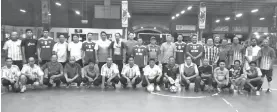  ??  ?? PASUKAN SK Sg Manila (mencangkun­g) dan Zaini Osman (lima kanan) bergambar kenangan bersama pasukan futsal Sawit Kinabalu. SK Sg Manila menang 8 – 6.
