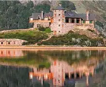  ??  ?? Palacio en la Patagonia
La lujosa casa en Campo Trafipán, Esquel. La propiedad cuenta con seis
pisos y 850 metros cuadrados.
