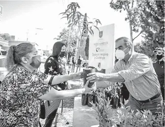  ??  ?? El alcalde, Jorge Salum del Palacio, entregó árboles para su plantación en el fraccionam­iento Jardines de DURANGO./CORTESÍA