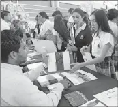  ??  ?? Arriba, aspectos de los módulos que institucio­nes universita­rias instalaron en la Expo Vocacional para ofrecer su oferta educativa como opción para los egresados de bachillera­to. A la derecha, la asistencia a las mesas paneles