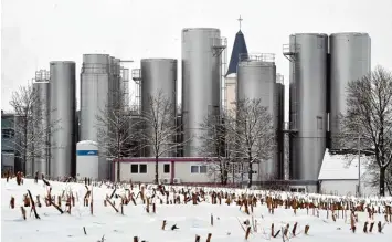  ?? Foto: Marcus Merk ?? Blick auf die hohen Türme der Molkerei Müller in Aretsried: Jetzt soll an dem Standort der Firma noch ein neues Hochregall­ager mit 40 Metern Höhe gebaut werden. Zum Vergleich: Der Kirchturm St. Pankratius ist 35 Meter hoch.