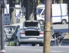  ?? (Photo AFP) ?? Les démineurs ont procédé à l’inspection du véhicule afin de vérifier qu’il ne présentait plus aucun danger.