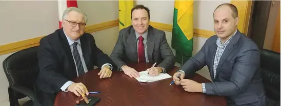  ??  ?? Moose Jaw city clerk/solicitor Myron Gulka-Tiechko is joined by Mayor Fraser Tolmie and SaskPower representa­tive Brent Maystrowic­h in signing the Option to Purchase and Right of Entry Agreement bringing the $700M SaskPower generation plant to the city.