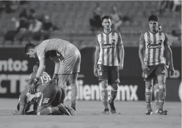  ?? FOTO: JAM MEDIA ?? > Los jugadores del Atlético San Luis se lamentan tras la derrota.