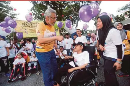  ?? PIC BY SUPIAN AHMAD ?? Federal Territorie­s Minister Khalid Samad talking to participan­ts in Larian Wilayahku 2019 in Kuala Lumpur yesterday.