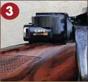  ??  ?? REGS ONDER: Elegante greepkappi­es van staal rond die pistoolgre­pe van die gewere af.