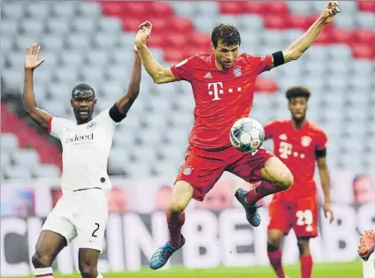  ?? FOTO: EFE ?? El Bayern endosó un 5-2 al Eintracht el 23 de mayo en Múnich Thomas Müller (en la imagen con Evan Ndicka) marcó el 2-0