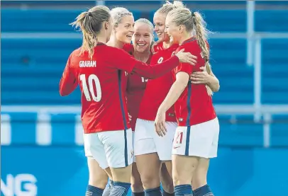  ?? FOTO: GETTY IMAGES ?? Las jugadoras de Noruega se abrazan Tendrán los mismos salarios y primas que sus compañeros de la selección masculina