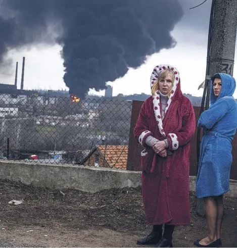 ?? ?? Mujeres en pijama tras el bombardeo de Odesa, en Ucrania, ocurrido en abril de 2022