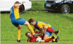  ?? Foto: Andreas Lenuweit ?? Nur auf diesem Bild wurde der SV Oberrieden (rot-schwarzes Trikot) von der SG Kirchdorf/Rammingen scheinbar bezwungen.