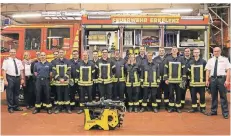  ?? RP-FOTO: RUTH KLAPPROTH ?? 17 Mitglieder der Freiwillig­en Feuerwehr aus Erkelenz haben den Lehrgang in Technische­r Hilfe absolviert.