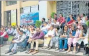  ?? HT PHOTO ?? Members of Himachal Pradesh University Teachers’ Union hold a protest on the university campus in Shimla on Tuesday.