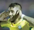  ??  ?? Paulinho celebra uno de sus tres goles.