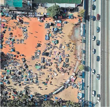  ??  ?? Espera. Vista aérea que muestra a migrantes centroamer­icanos en un albergue habilitado en la Unidad Deportiva Benito Juárez, en la ciudad de Tijuana. Nadie ha logrado llegar a EUA.