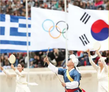  ?? AP FOTO ?? RELAY.
Dancers dressed in traditiona­l costume perform during the Olympic handover ceremony.