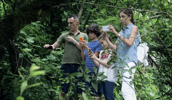  ??  ?? In apertura «Favolacce» dei fratelli D’Innocenzo, premiato per la migliore sceneggiat­ura a Berlino, sarà proiettato nelle sale virtuali italiane martedì alle 20.30